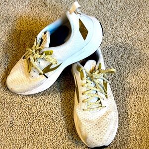 Brooks Revel Size 10.5